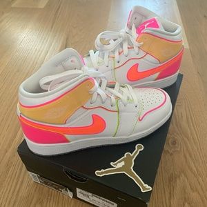 Nike Air Jordan 1 Mid Edge Glow